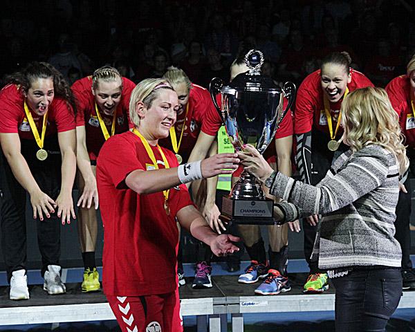 Anita Bulath bei der Pokalübergabe, Gewinn des EHF Cup 2016