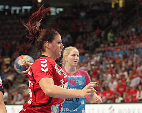 Anna Kovacs, DKKA, im Finalrückspiel des EHF Cup gegen die TuS Metzingen