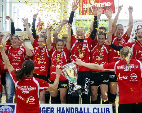 Der Thüringer HC bejubelt den sechsten Meistertitel in Folge nach dem Sieg gegen den HC Leipzig am letzten Spieltag.