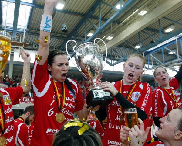 Der Thüringer HC bejubelt den sechsten Meistertitel in Folge nach dem Sieg gegen den HC Leipzig am letzten Spieltag.