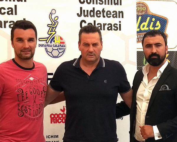 Caslav Dincic zwischen dem Manager des AHC, Nicolae Florin (links) und dem Inhaber der Agentur Handball WINNERS, Slobodan Neskov (rechts)