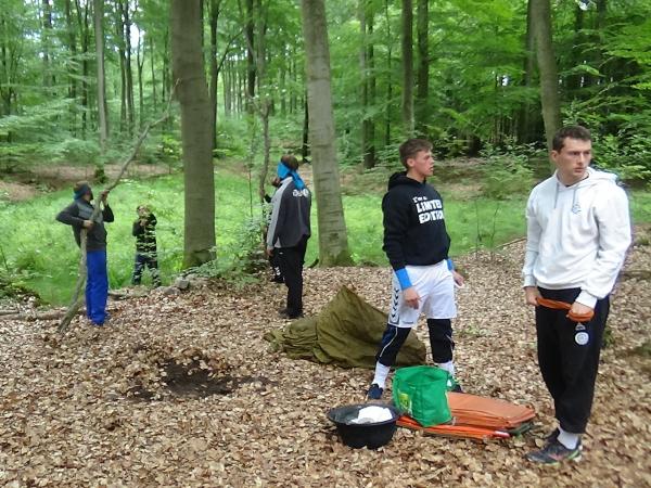 Im Wald sammelten die Empor-Spieler Materialien, um ihr Lager aufzubauen.