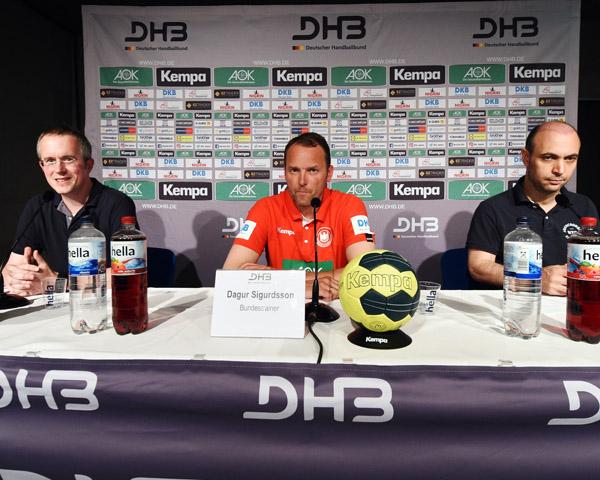 Dagur Sigurdsson (Mitte) mit Bob Hanning (rechts) bei einer Pressekonferenz