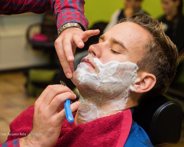 Thomas Mogensen beim "Shave Down"