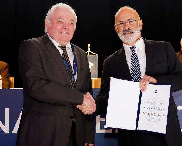 Wolfgang Gremmel (li) wird vom scheidenden EHF-Präsidenten Jean Brihault geehrt