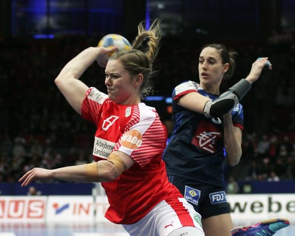 Anne Mette Hansen (red jersey) moves to Metz Handball as of next season.