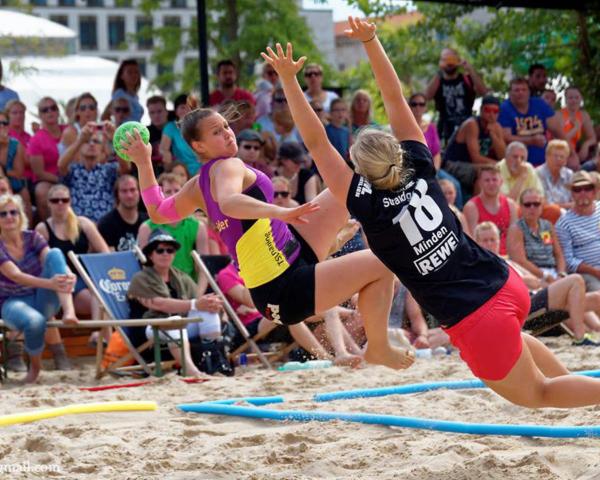 Wie im vergangenen Jahr findet die deutsche Beachhandball Meisterschaft in Berlin statt. Jeweils 10 Teilnehmer bei den Frauen und Männern gehen in der Gruppenphase an den Start.