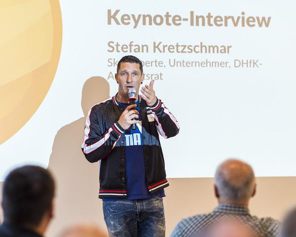 Stefan Kretzschmar eröffnete im Keynote-Interview das Praxis-Forum in Köln.
