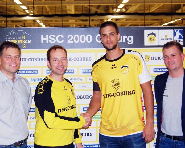 Marko Neloski wird beim HSC Coburg von Trainer Jan Gorr begrüßt