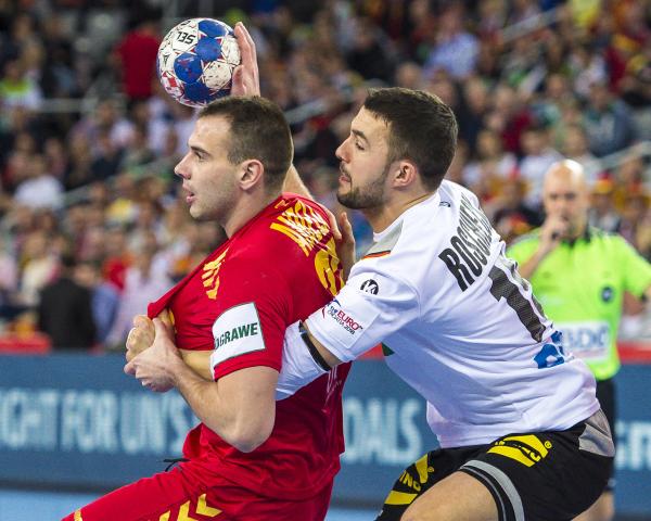 Bastian Roscheck im Spiel gegen Mazedonien in der deutschen Deckung