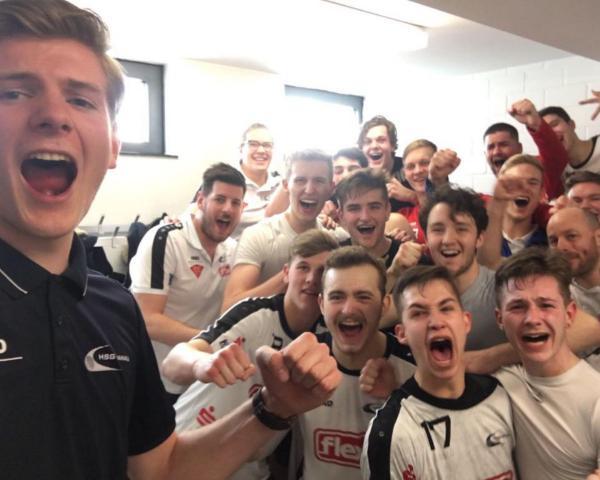 Die Mannschaft der HSG Hanau feierte den Sieg gegen den Deutschen Meister