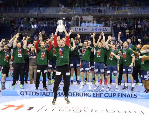 Sieger EHF-Pokal 2018, Füchse Berlin - Petr Stochl mit Trophäe