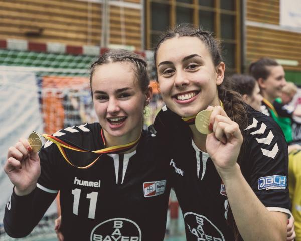 Josefine Schneiders - hier 2018 nach der Meisterschaft der A-Jugend mit Sophia Cormann