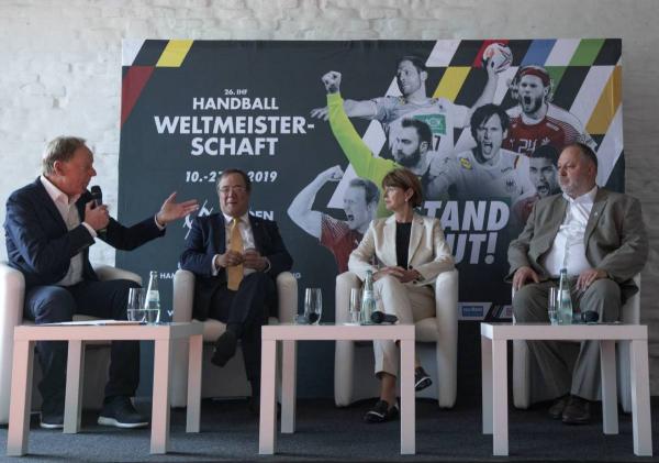 Armin Laschet - hier bei einem Medientermin vor der WM 2019 u.a. mit DHB-Präsident Andreas Michelmann