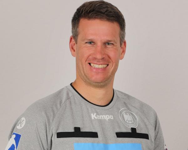 Michael Kilp pfeift im Elitekader des Deutschen Handballbundes - und kümmert sich als Schiedsrichterwart Beachhandball um die Sandvariante