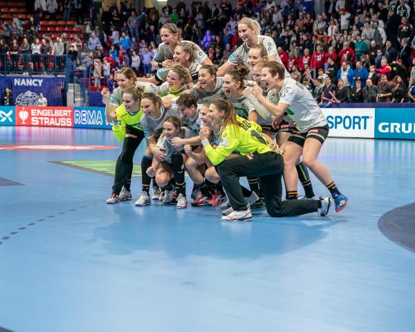 EHF Euro 2018, Europameisterschaft Frauen, ESP-GER: Das DHB-Team jubelt über den ersten HAuptrundensieg gegen Spanien