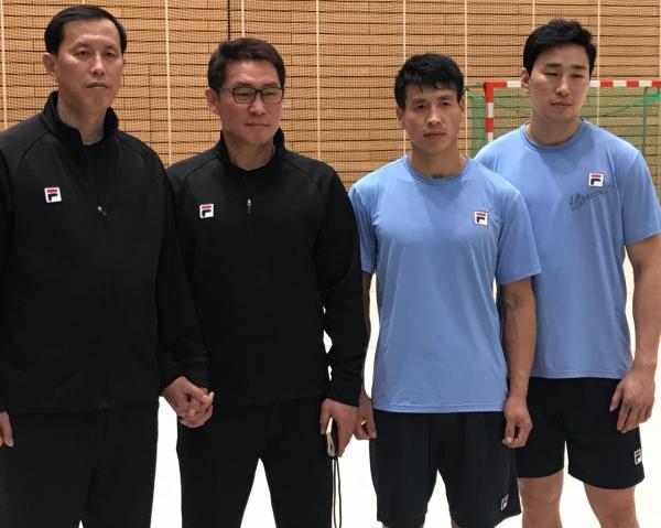 Assistenz-Trainer Sin Myong-Chol (links), Cho Young-Shin (Cheftrainer), Song-Jin Ri (Nordkorea) und Kapitän Jung Su-Young (Südkorea)