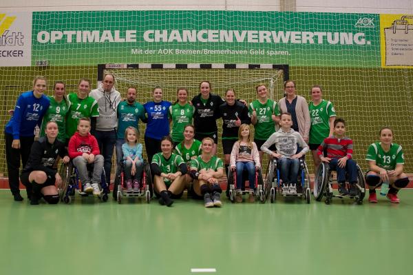 Andreas Giebert (4. von links) war mit seinem Projekt Rolli-Handball in der Region Bremen/Oldenburg beim SV Werder Bremen zu Gast.