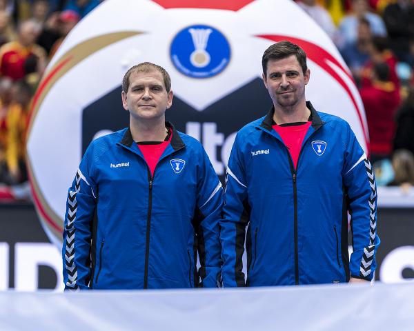 Die tschechischen Schiedsrichter Vaclav Horacek und Jiri Novotny pfeifen die Partie Spanien - Island.