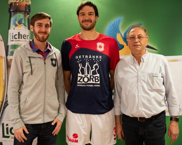 Carlos Prieto mit den beiden Geschäftsführern der Hüttenberger Handball-Marketing GmbH & Co. KG, Fabian Friedrich (links) und Lothar Weber