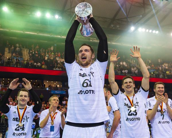 Hendrik Peker feiert den Sieg im DHB-Pokal