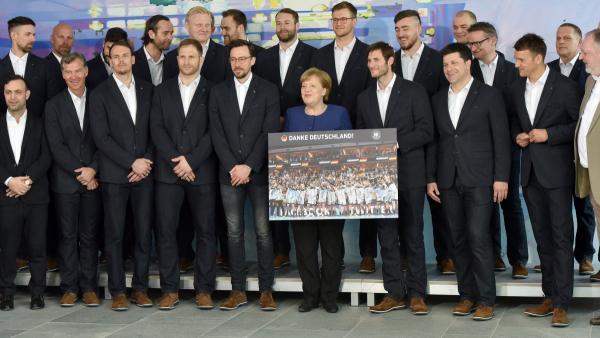 Das DHB-Team und Kanzlerin Angela Merkel