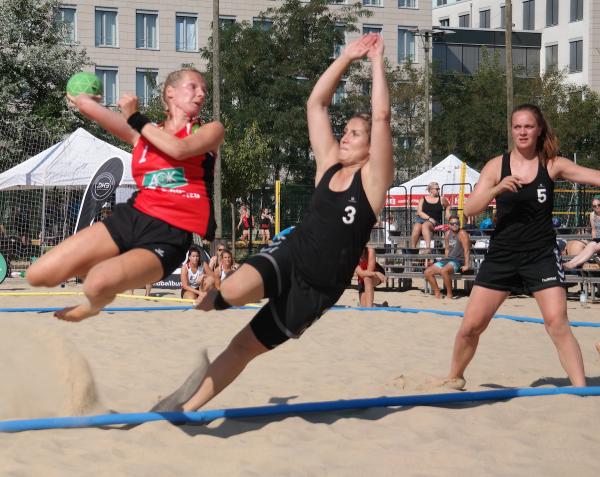 Beach Berlin - in den schwarzen Trikots - nahm 2018 am Finalturnier der Deutschen Meisterschaft teil