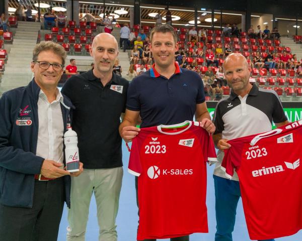 Thomas Rauscher (Geschäftsführer PM-International Schweiz), Jürgen Krucker (Geschäftsführer Schweizerischer Handball-Verband), Marcel Keller (Geschäftsführer k-sales) und Rene Mattmann (Geschäftsführer ERIMA Schweiz) 