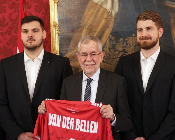 Tobias Wagner - hier links beim Termin mit Österreichs Bundespräsident Alexander van der Bellen - spielte mit Fabian Posch (rechts) gegen Spanien gemeinsam am Kreis