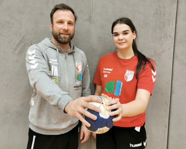 Lara Lepschi, SV Union Halle-Neustadt, mit dem Sportlichen Leiter Jan-Henning Himborn