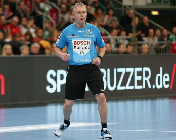 Robert Schulze leitete das Spitzenspiel zwischen Kiel und Hannover 40 Minuten lang alleine. 