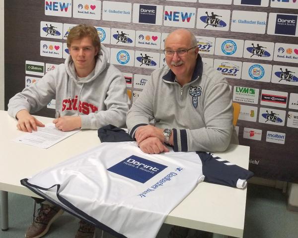 Marcus Neven und Klaus Weyerbrock bei der ersten Vertragsunterzeichnung im Februar 2020. 