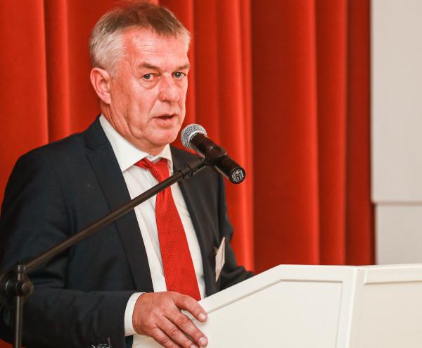 Der Flensburger Geschäftsführer Dierk Schmäschke hat Terminsorgen nach der Absage des Berlin-Spiels.