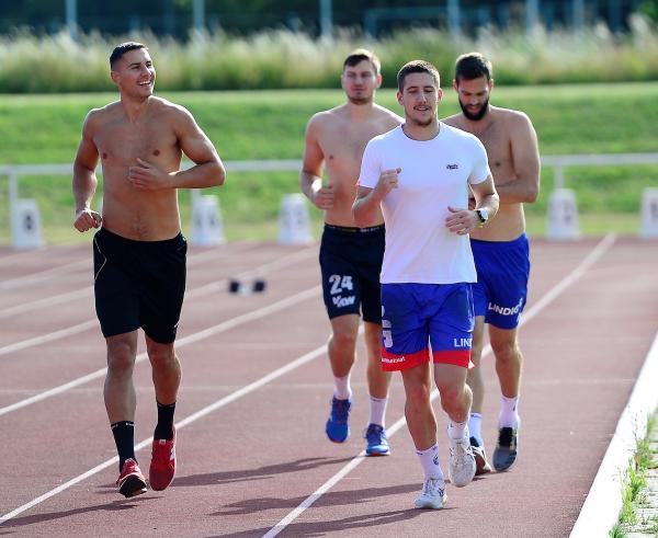 Laufen bei Sonnenschein im Wartburgstadion: Luka Kikanovic, Daniel Dicker, Andrej Obranovic und Ivan Snajder.