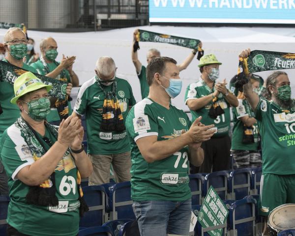Leipziger Fans beim Test gegen die Füchse mit Masken