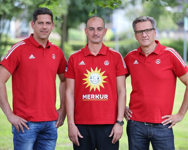 Rolf Hermann (l.) mit Trainer Emir Kurtagic (Mi.) und Torsten Appel (r.)