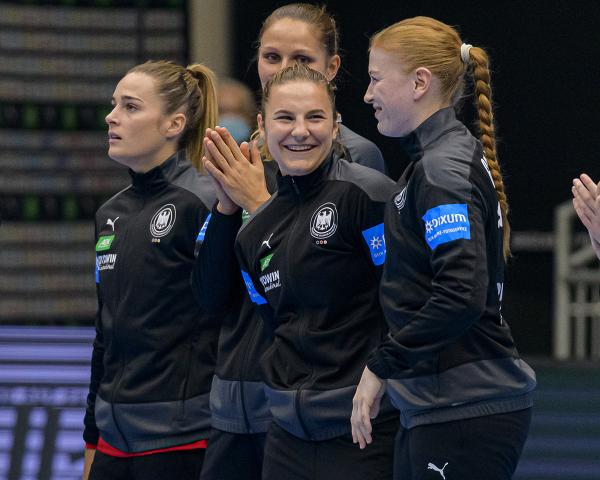 (Archivbild) Haben gut Lachen: Die deutschen Handballerinnen haben ihr EM-Auftaktspiel gewonnen.