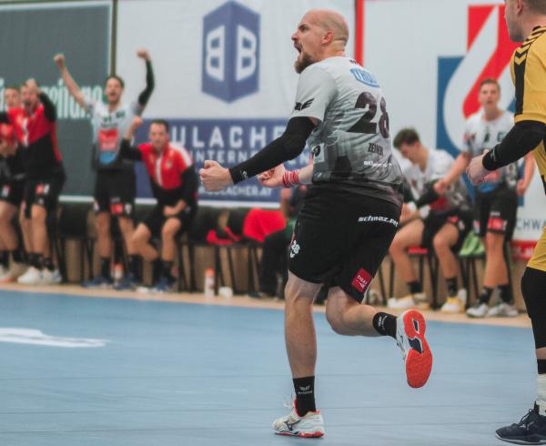 Gerald Zeiner jubelt: Sparkasse Schwaz Handball Tirol führt die Tabelle in der spusu Liga zum Jahreswechsel souverän an. 