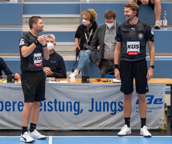 Denis Regner und Julian Köppl leiten die Begegnung Bergischer HC vs. Füchse Berlin am Samstag.