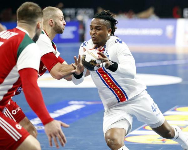 Kap Verdes Gualther Furtado bei der WM 2021 in Ägypten gegen Ungarn. Mit Obradovic auf der Trainerbank will man nun auch 2023 an der WM teilnehmen.