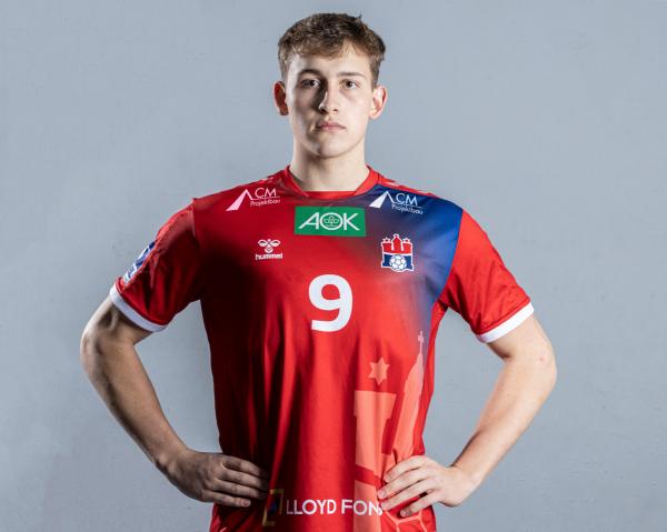 Thore Feit hat seinen ersten Vertrag beim Handball Sport Verein Hamburg unterschrieben.