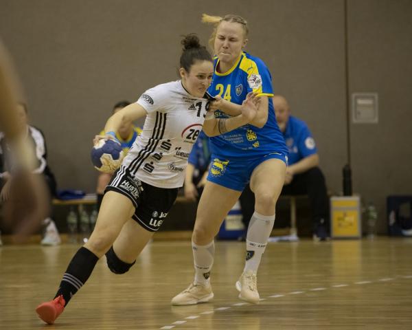 Lisa Felsberger (am Ball) legt eine Handballpause ein.