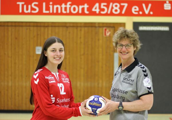 Alexandra Humpert und Bettina Grenz-Klein freuen sich auf die Zusammenarbeit in der nächsten Saison beim TuS Lintfort