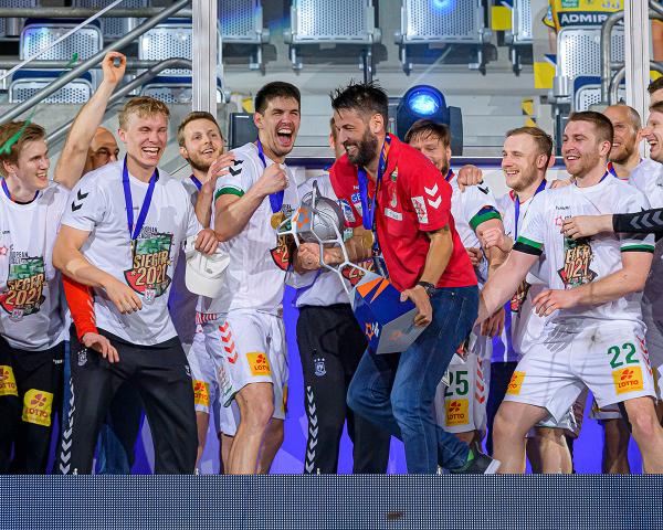 Bennet Wiegert feiert mit seinem Team den Titelgewinn der EHF European League.
