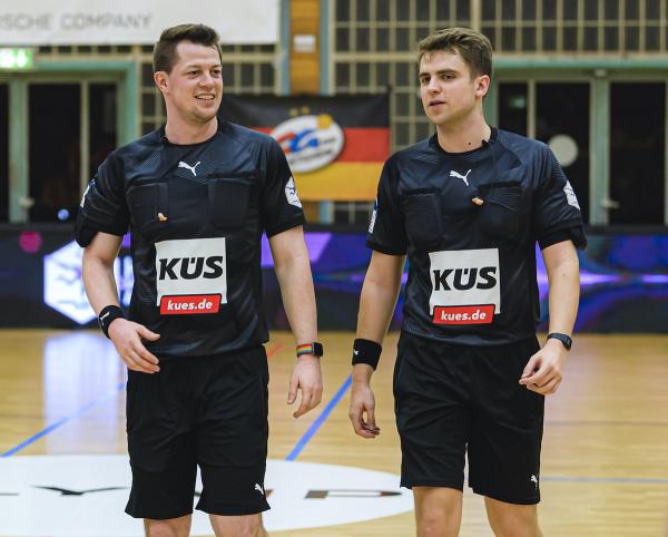 Hellbusch/Jansen leiten das letzte Spiel des ersten Spieltags. 