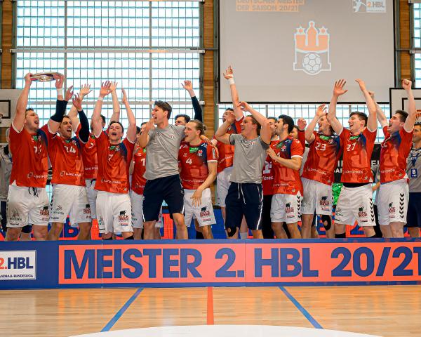 Der HSV Hamburg bekam nach dem Spiel die Meisterschale überreicht.