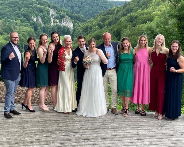Wedding Foto of the newlyweds and some of Kalf`s teammates.