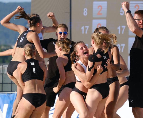 Die DHB-Frauen wollen bei der Beachhandball WM auf Kreta jubeln. 