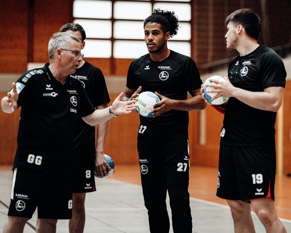 Konzentriert verfolgen die MT-Neuzugänge André Gomes und Elvar Örn Jonsson die Instruktionen von Chefcoach Gudmundur Gudmundsson.