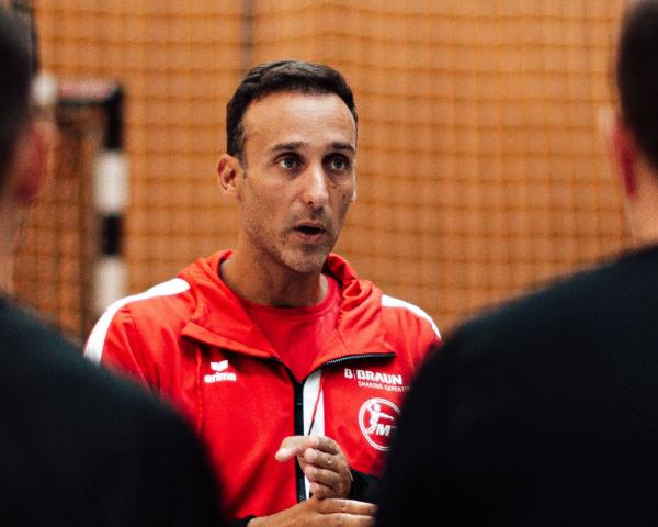 MT-Coach Roberto Garcoa Parrondo steht während der Handball-WM an der Seitenlinie von Ägypten